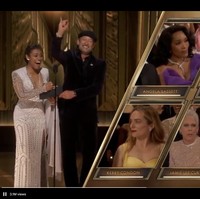 Namun yang membuat Angela Bassett jadi perbincangan di ajang Oscars 2023 bukan karena gaun ungunya yang membuatnya tampak menonjol. Dia viral karena aksinya yang tidak tepuk tangan dan berwajah masam saat nama Jamie Lee Curtis disebutkan sebagai pemenang Best Supporting Actress Oscar 2023. Foto: Twitter