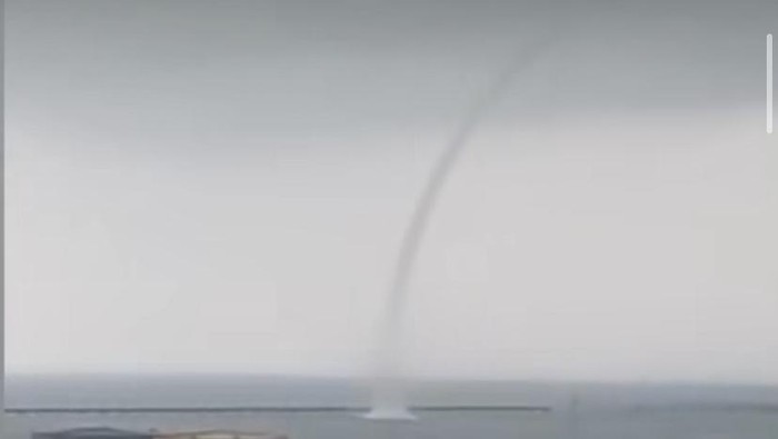 Angin puting beliung di Kabupaten Batu Bara, Sumut. (Source: tangkapan layar)