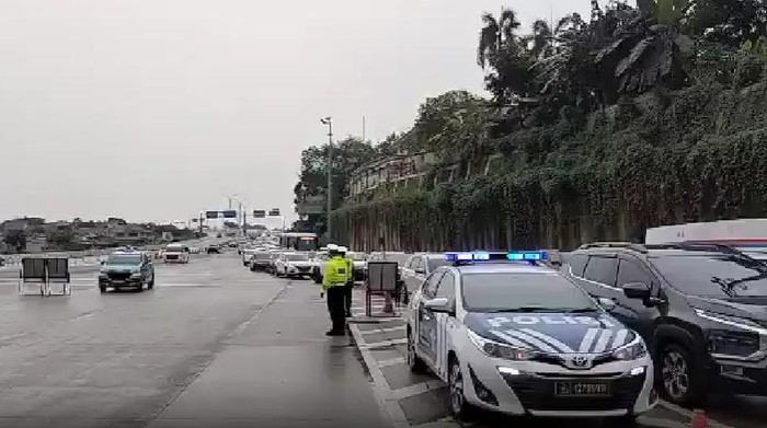 Antrean di Gerbang Tol Cilandak Utama Arah Antasari Mengular (Screenshot video TMC Polda Metro)