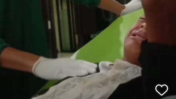 Polisi mengungkapkan penyebab anak SD dibacok di Blitar. Diketahui, bocah laki-laki kelas lima SD dibacok oleh temannya dan mengalami luka di bagian lengannya.