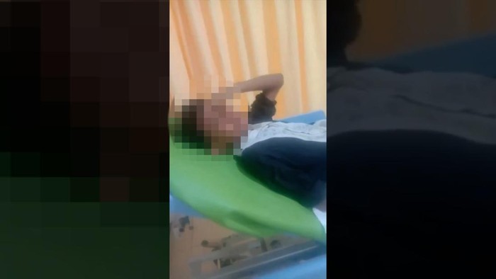 Polisi mengungkapkan penyebab anak SD dibacok di Blitar. Diketahui, bocah laki-laki kelas lima SD dibacok oleh temannya dan mengalami luka di bagian lengannya.