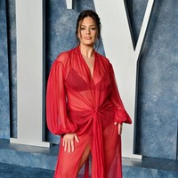 Model Ashley Graham mengenakan gaun tipis berbahan sifon di atas lingerie hitam. Dia melengkapi penampilannya dengan satu set perhiasan dari Pandora Jewellery. Foto: Getty Images