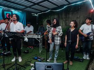 Auto Fiksi Bikin Betah Penonton Bawakan Single Baru di Panggung!