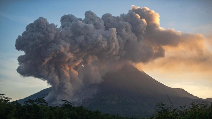 Luncuran awan panas Gunung Merapi terlihat dari Turi, Sleman, DI Yogyakarta, Selasa (14/3/2023). Menurut data BPPTKG 14 Maret 2023 pukul 05.59 Gunung Merapi mengeluarkan awan panas guguran dengan jarak luncur 1600 meter ke arah barat daya. ANTARA FOTO/Andreas Fitri Atmoko/tom.