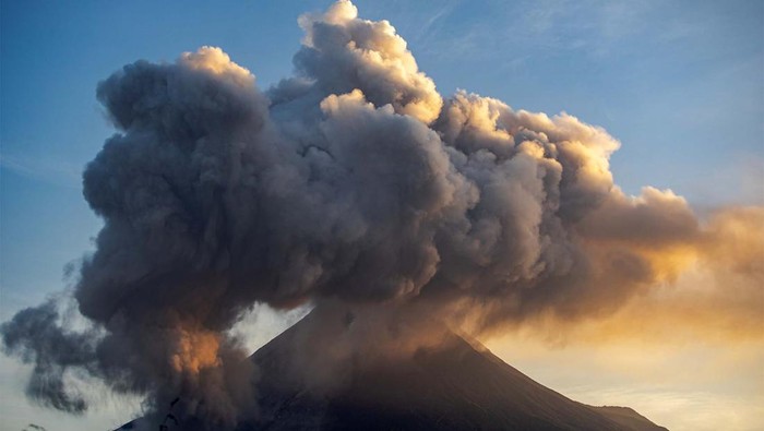 Luncuran awan panas Gunung Merapi terlihat dari Turi, Sleman, DI Yogyakarta, Selasa (14/3/2023). Menurut data BPPTKG 14 Maret 2023 pukul 05.59 Gunung Merapi mengeluarkan awan panas guguran dengan jarak luncur 1600 meter ke arah barat daya. ANTARA FOTO/Andreas Fitri Atmoko/tom.