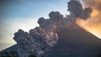 Luncuran awan panas Gunung Merapi terlihat dari Turi, Sleman, Yogyakarta, Selasa (14/3/2023) pagi.