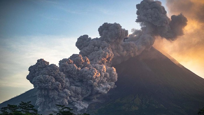 AWAN PANAS GUGURAN GUNUNG MERAPI Luncuran awan panas Gunung Merapi terlihat dari Turi, Sleman, DI Yogyakarta, Selasa (14/3/2023). Menurut data BPPTKG 14 Maret 2023 pukul 05.59 Gunung Merapi mengeluarkan awan panas guguran dengan jarak luncur 1600 meter ke arah barat daya. ANTARA FOTO/Andreas Fitri Atmoko/tom.