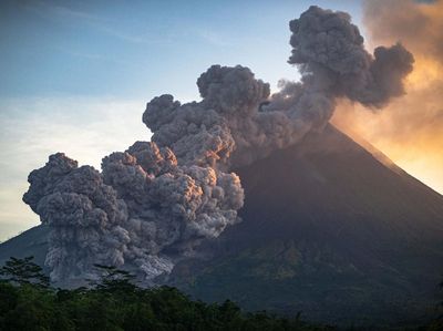 Penampakan Awan Panas Gunung Merapi yang Erupsi Lagi Pagi Ini