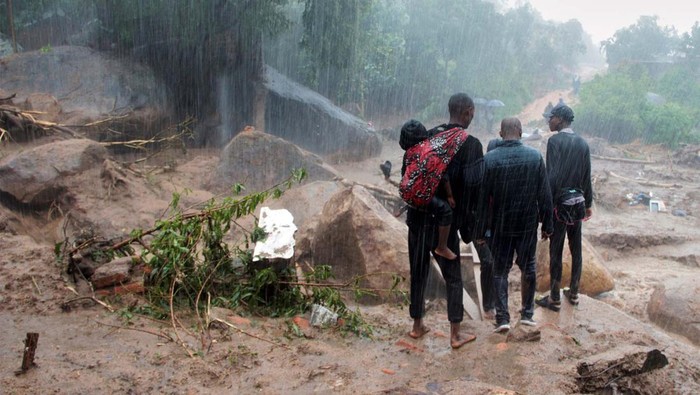 Badai topan Freddy yang memicu hujan deras, angin kencang, banjir, dan longsor menerjang Malawi. Selain menewaskan seratusan orang, topan juga menimbulkan kerusakan.