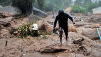 Topan Freddy memicu hujan deras, angin kencang, banjir, dan longsor di Chilobwe, Blantyre, Malawi, Senin (13/3/2023) waktu setempat.