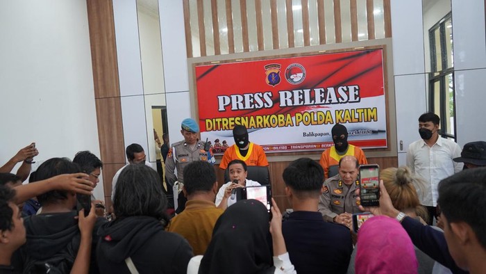 Oknum anggota Polresta Balikpapan, Kalimantan Timur (Kaltim), Brigpol RZ (43) ditangkap bersama bandar narkoba berinisial AR (49).