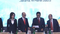 (Ki-ka) Wakil Direktur Utama Bank Mandiri Alexandra Askandar, Komisaris Utama Bank Mandiri M Chatib Basri, Direktur Utama Bank Mandiri Darmawan Junaidi, Wakil Komisaris Utama Bank Mandiri Andrinof A. Chaniago berbincang sebelum memimpin Rapat Umum Pemegang Saham Tahunan (RUPST) Bank Mandiri 2023 di Jakarta, Selasa (14/3).