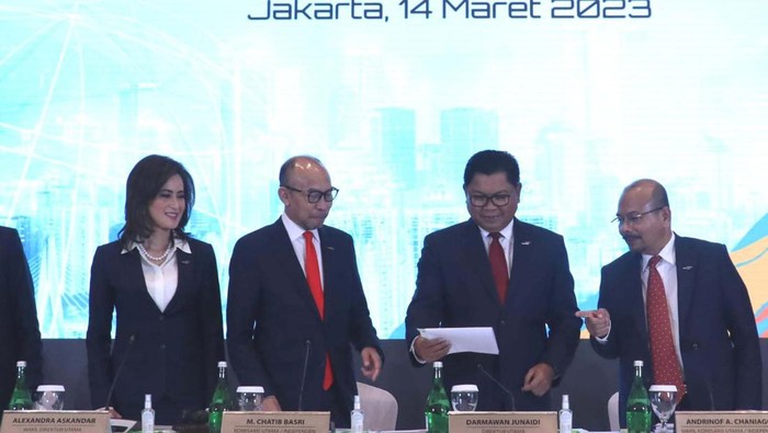 Bank Mandiri Sebar Deviden Rp 24,7 T PT Bank Mandiri Tbk telah gelar RUPST. Dalam rapat ini diumumkan pembagian dividen kepada para pemegang saham Rp 24,7 triliun.