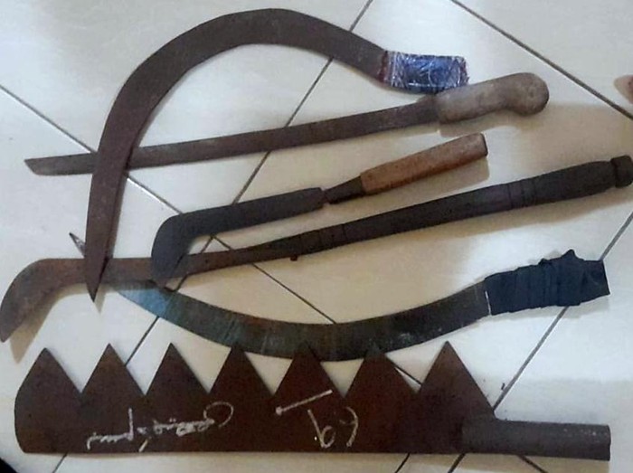 Barang bukti senjata tajam yang dibawa anak dibawah umur di Karawang