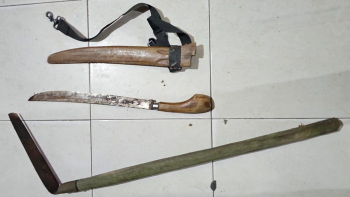 Barang bukti yang disita polisi dari pelaku otak pembunuhan (Foto: Dok Polres Rohil)