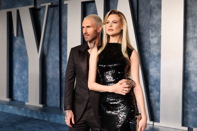 Momen tersebut turut menandai penampilan perdana Behati setelah melahirkan anak ketiga buah cintanya dengan Adam pada Januari 2023. (Foto: Cindy Ord/VF23/Getty Images for Vanity Fair)