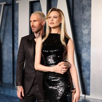 Momen tersebut turut menandai penampilan perdana Behati setelah melahirkan anak ketiga buah cintanya dengan Adam pada Januari 2023. (Foto: Cindy Ord/VF23/Getty Images for Vanity Fair)