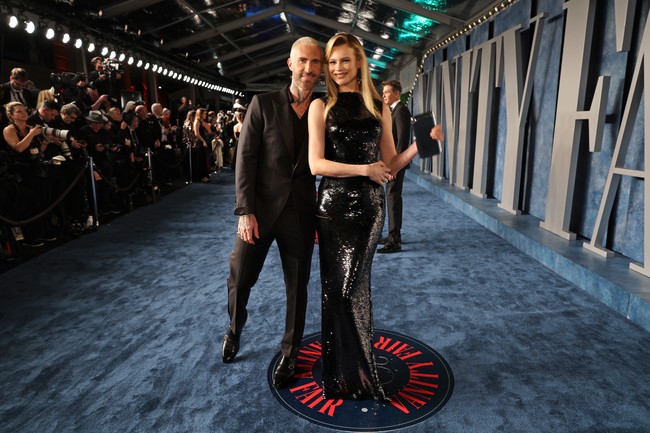 Pasangan selebriti Adam Levine dan Behati Prinsloo muncul di pesta yang digelar Vanity Fair seusai Oscars, Minggu (12/3/2023). Kehadiran mereka di hadapan publik ini menjadi yang pertama setelah Adam Levine disebut selingkuh dari sang istri. (Foto: Cindy Ord/VF23/Getty Images for Vanity Fair)