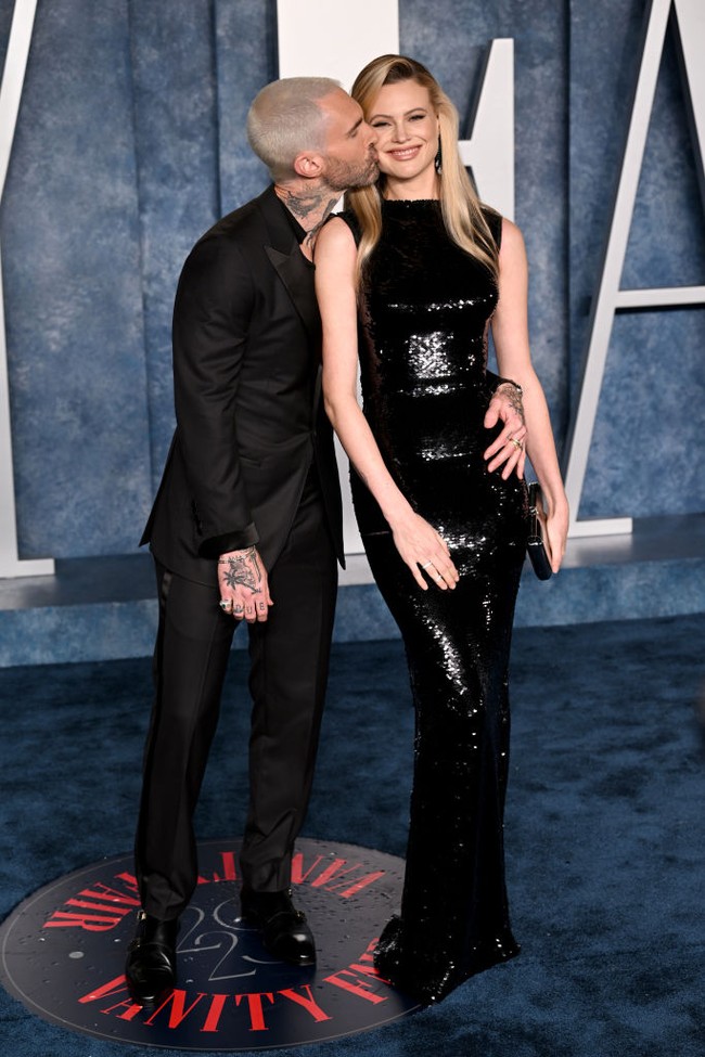 Berpose di hadapan puluhan fotografer, mereka tak ragu untuk tampil mesra. Tampak Adam merangkul Behati. (Foto: Doug Peters/PA Images via Getty Images)