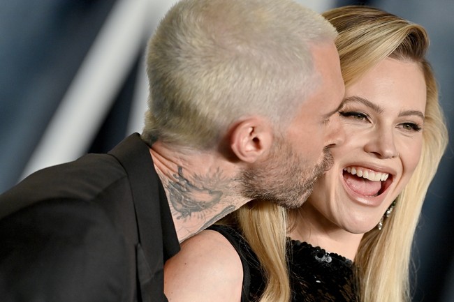 Momen lain memperlihatkan Adam mencium pipi istrinya. Behati membalasnya dengan senyuman berseri-seri. (Foto: Axelle/Bauer-Griffin/FilmMagic)