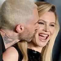 Momen lain memperlihatkan Adam mencium pipi istrinya. Behati membalasnya dengan senyuman berseri-seri. (Foto: Axelle/Bauer-Griffin/FilmMagic)