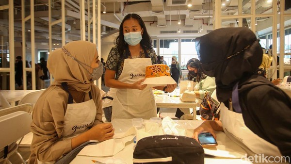 Selain itu ada pula activity collaborate painting, melukis mural di atas kanvas dan all you can art, menghias journal dengan manik-manik dengan masing-masing harga Rp 100.000. Pengunjung dapat membawa pulang kanvas hasil karya yang dibuat sendiri.