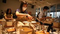Ganara Art yang terletak di lantai 6 Plaza Indonesia ini juga membuka kelas reguler dengan mempelajari teknik seni setiap minggunya dengan kisaran harga Rp 75.000 - Rp 250.000.