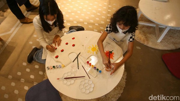 Pengunjung melukis di Ganara Art, Plaza Indonesia, Jakarta, Selasa (14/3/2023).