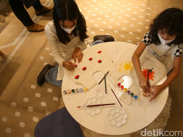 Seru! Pengunjung Bisa Belajar Seni Sambil Belanja di Mal Ini