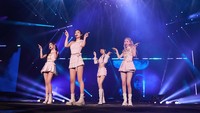 Tata panggung hingga kembang api menyempurnakan penampilan Jennie, Jisoo, Lisa, dan Rose di atas panggung. Foto: (dok. iMe Indonesia)