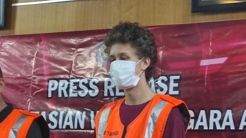 Bule Rusia, Semen Shcherbakov (20), ditangkap Imigrasi Denpasar karena menyalahi aturan izin tinggal dengan bekerja sebagai stand up comedy.