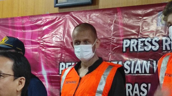 Bule Rusia Joshua David Adderton diserahkan ke Imigrasi Denpasar oleh Polda Bali untuk dideportasi.