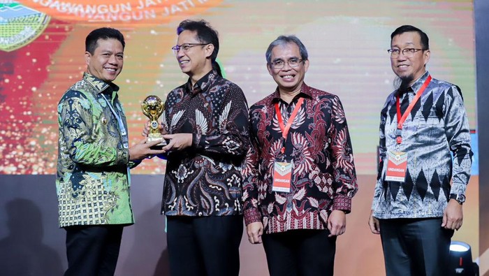 Bupati Bandung Dadang Supriatna menerima penghargaan Universal Health Coverage (UHC) Award dari Pemerintah Pusat.