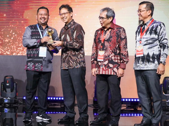Bupati Gresik Gus Yani menerima penghargaan UHC Award 2023.