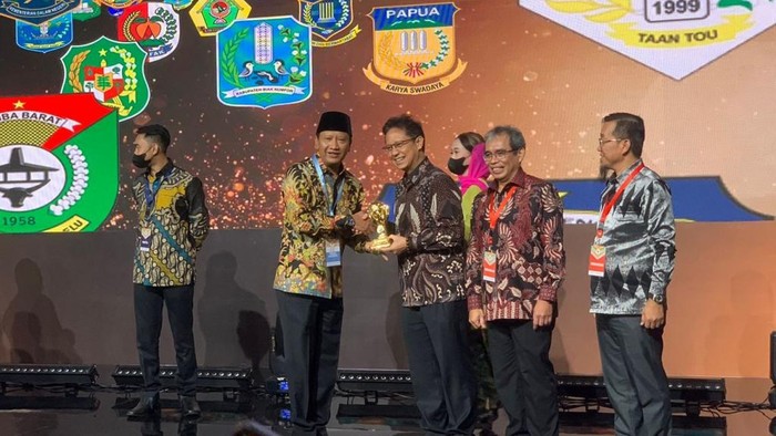 Bupati Pasuruan saat menerima UHC Award 2023 dari Menkes.