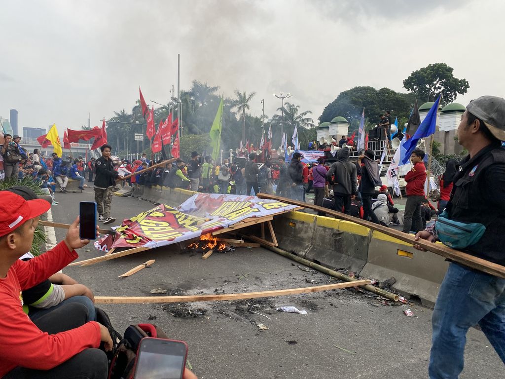 Demo di depan gedung DPR RI Jakarta pada Selasa (14/3/2023)-(Devi/detikcom)