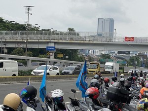 Ada Demo di DPR, Kendaraan dari Semanggi Arah Slipi Dialihkan Lintasi Busway