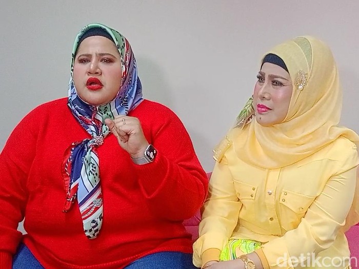 Dhawiyah dan Elvy Sukaesih saat ditemui di kawasan Trans TV, Jakarta Selatan.