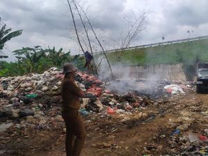 Dinas LH Tangsel Tak Angkut Sampah Pinggir Tol Ini: Bukan Bagian Pelayanan