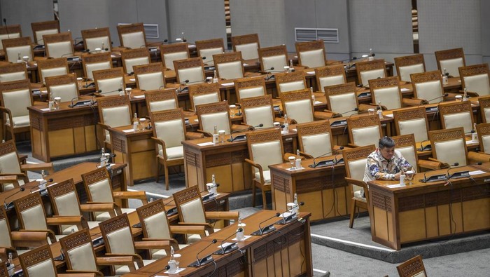 Anggota DPR mengikuti Rapat Paripurna ke-18 Masa Persidangan IV Tahun Sidang 2022-2023 di Kompleks Parlemen, Senayan, Jakarta, Selasa (14/3/2023). Rapat Paripurna dalam rangka pembukaan masa persidangan IV tahun sidang 2022-2023 tersebut dihadiri anggota secara fisik 49 orang, daring 222 orang, dan izin 20 orang dari jumlah keseluruhan 575 anggota.