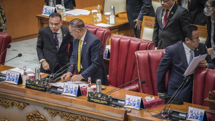 DPR Gelar Rapur Pembukaan Masa Persidangan, Hanya 49 Anggota Hadir Fisik Anggota DPR mengikuti Rapat Paripurna ke-18 Masa Persidangan IV Tahun Sidang 2022-2023 di Kompleks Parlemen, Senayan, Jakarta, Selasa (14/3/2023). Rapat Paripurna dalam rangka pembukaan masa persidangan IV tahun sidang 2022-2023 tersebut dihadiri anggota secara fisik 49 orang, daring 222 orang, dan izin 20 orang dari jumlah keseluruhan 575 anggota.