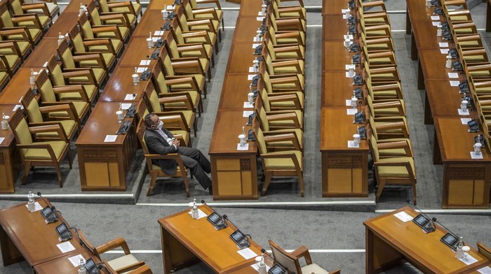 DPR Gelar Rapur Pembukaan Masa Persidangan, Hanya 49 Anggota Hadir Fisik Anggota DPR mengikuti Rapat Paripurna ke-18 Masa Persidangan IV Tahun Sidang 2022-2023 di Kompleks Parlemen, Senayan, Jakarta, Selasa (14/3/2023). Rapat Paripurna dalam rangka pembukaan masa persidangan IV tahun sidang 2022-2023 tersebut dihadiri anggota secara fisik 49 orang, daring 222 orang, dan izin 20 orang dari jumlah keseluruhan 575 anggota.