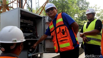 Direktur & Chief Teknologi Officer XL Axiata, I Gede Darmayusa mengecek langsung kondisi dan kesiapan BTS hingga jaringan untuk melayani dan menjaga kenyamanan pelanggan untuk keperluan Ramadan, maupun libur panjang Lebaran.