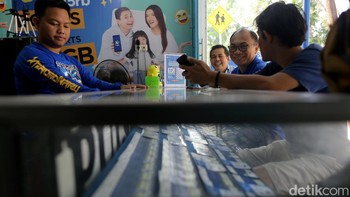 Pada kesempatan itu pula, Direktur & Chief Technology Officer XL Axiata, I Gede Darmayusa berbincang dengan pemilik kios pulsa di sekitar Kayu Agung, Sumatra Selatan, Senin (13/3). XL Axiata menyelenggarakan program khusus yang mengajak setiap karyawan, termasuk jajaran manajemen, untuk lebih memahami kebutuhan pelanggan dengan mengunjungi langsung kios-kios penjual pulsa serta menemui pelanggan. Melalui program kunjungan ini diharapkan akan mendapatkan lebih banyak lagi masukan dan kendala yang dialami baik oleh penjual maupun pelanggan XL Axiata.