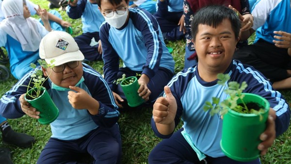 Edukasi Menanam Sayuran untuk Siswa SLB