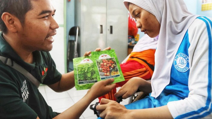 Edukasi Menanam Sayuran untuk Siswa SLB Beginilah suasana kala siswa-siswi SLB mengikuti pelatihan budidaya sayuran untuk siswa berkebutuhan khusus di Bandung, Jawa Barat.