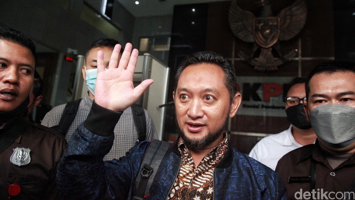 Kepala Bea Cukai Makassar Andhi Pramono selesai menjalani pemeriksaan di gedung KPK Jakarta. Begini ekspresinya saat keluar gedung KPK.