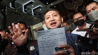 Dirinya juga tercatat memiliki 13 alat transportasi dan mesin berupa 9 unit mobil dan 4 unit motor dengan total nilai mencapai Rp 1,84 miliar. Sedangkan untuk kendaraan yang dimilikinya berupa mobil Mini Moris Sedan, Fiat Sedan, Toyota Corolla, Honda Brio, Ford Sedan, Chevrolet Sedan, Austin Sedan, dan Toyota Jeep. Sedangkan untuk motor dirinya tercatat memiliki Honda Sepeda Motor, Honda Beat, dan 2 Piagio Vespa.