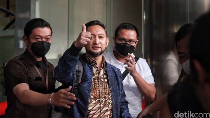 Kepala Bea Cukai Makassar Andhi Pramono selesai menjalani pemeriksaan di gedung KPK Jakarta. Begini ekspresinya saat keluar gedung KPK.