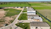 Ada juga rumah dengan harga sewa US$2000 per bulan yang terletak di daerah Bastrop. Para karyawan bakal dipersilakan meninggalkan rumah tersebut jika dipecat atau pindah dari perusahaannya.  